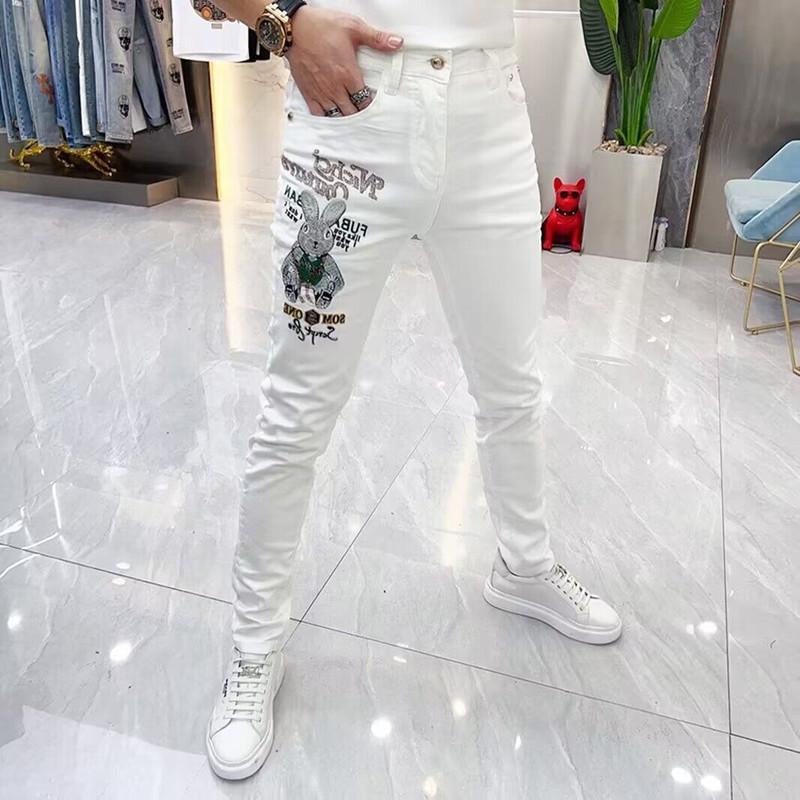 Мужские белые джинсы. Мужские модные брендовые джинсы с принтом. Красивые повседневные облегающие обтягивающие щиколотки.