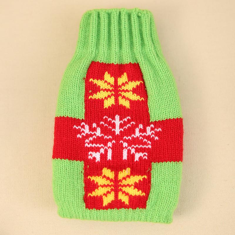 Стильный вязаный рождественский чехол для пивной бутылки с красивыми мотивами снежинок и оленей, идеально подходящий для праздничного настроения.