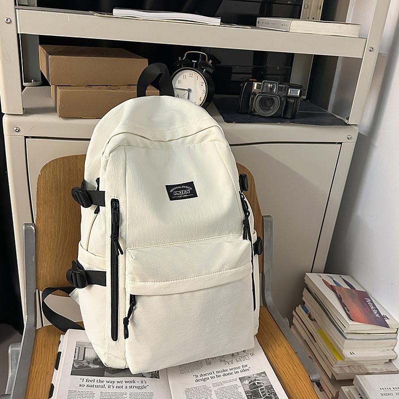 Минималистичный рюкзак, разработанный с однотонным дизайном и принтом с буквами, для подростков