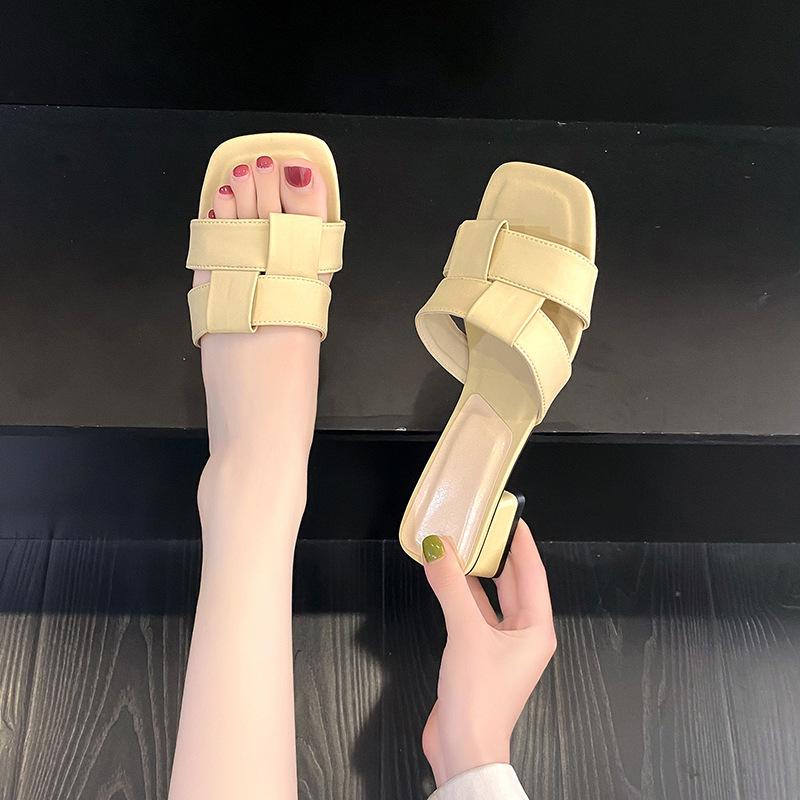 Корейская версия плетеных шлепанцев на низком каблуке с квадратным носком и открытым носком для женщин, для ношения летом 2025 года, новые сандалии для пляжного отдыха