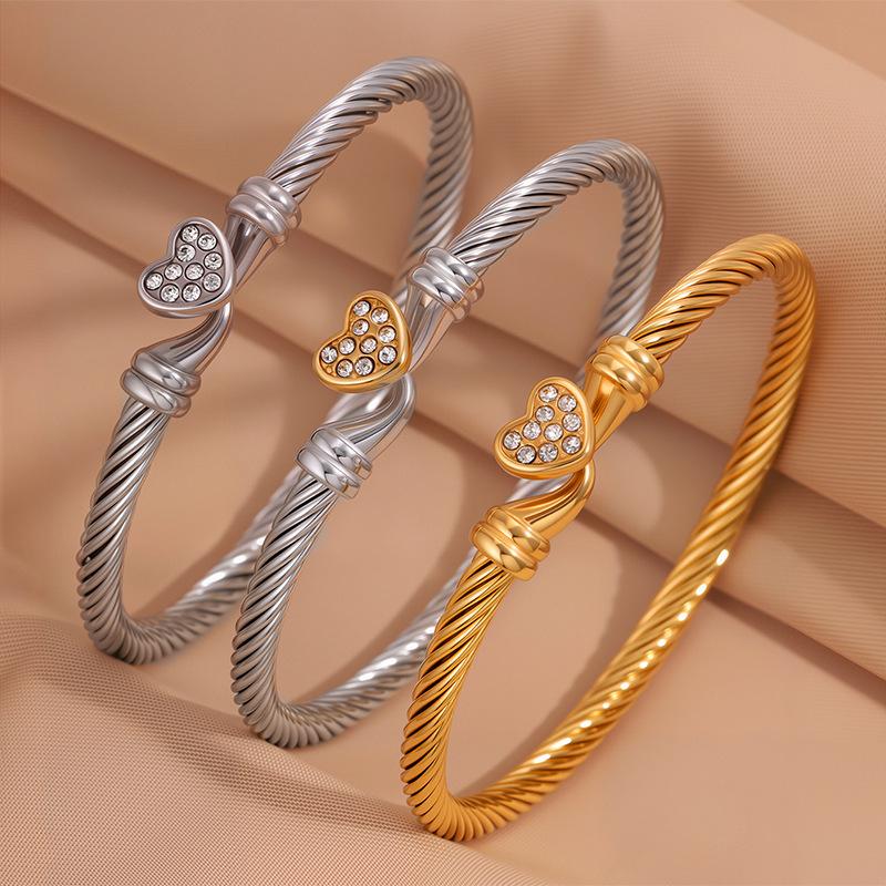 European and American Non-fading Heart-shaped Horseshoe Open Bracelet for Women