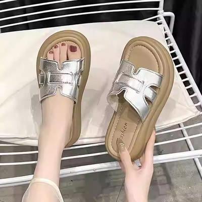 Шлепанцы на толстой подошве с одним ремешком для женской летней обуви 2025 новые модели с юбками французские повседневные пляжные сандалии для отдыха на море