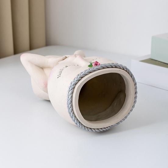 Суккулентный горшок Маленькая девочка с закрытыми глазами и жестом сердца Отверстие для дренажа Лицо