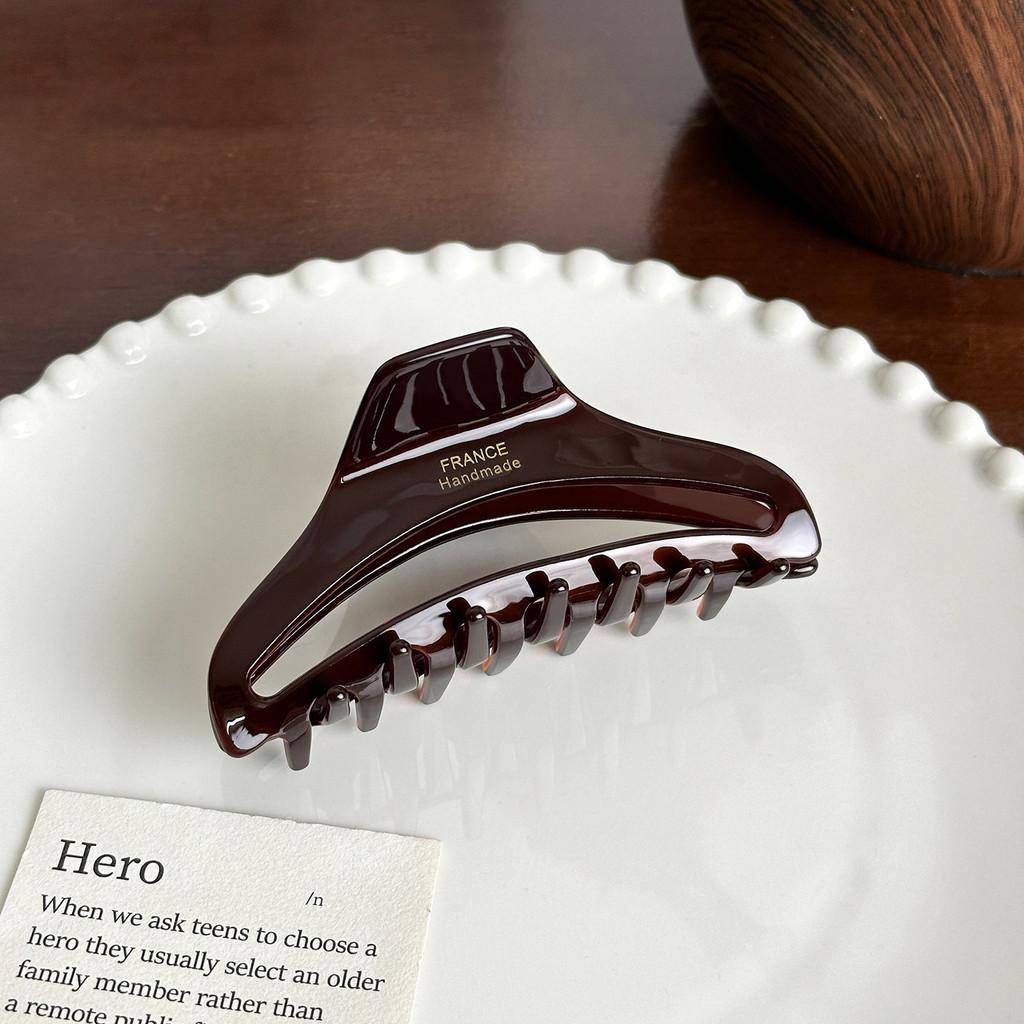 Премиальная корейская заколка для волос с золотой этикеткой для элегантных высоких причесок и шикарных стилей. Доступна в черном, карамельном или красном цвете.