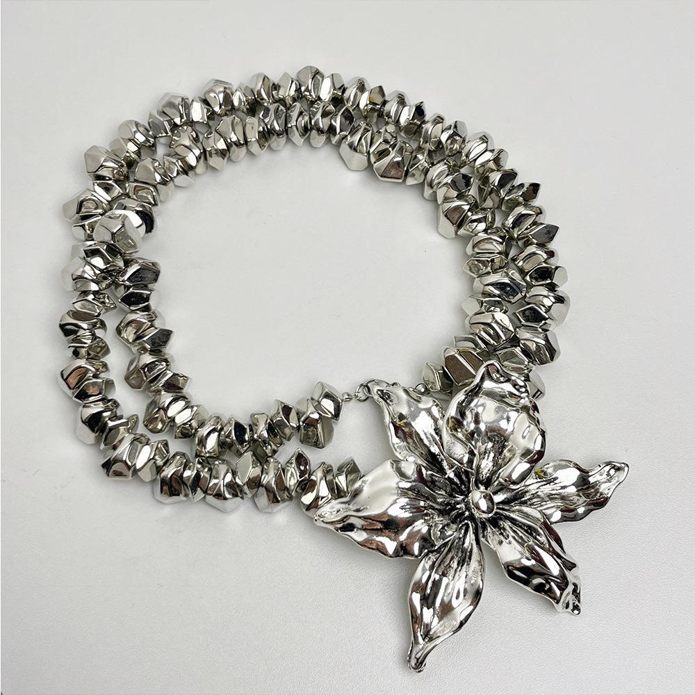 Цинковый сплав цинка Цветочный камень Бусины Ожерелье Богемный преувеличенный чокер Цветочные подвески Ожерелья Банкет