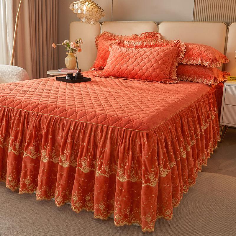 Современный стеганый комплект из кружевной клетчатой юбки с наволочками - 3 предмета, мягкий, удобный, дышащий, однотонный дизайн для спальни