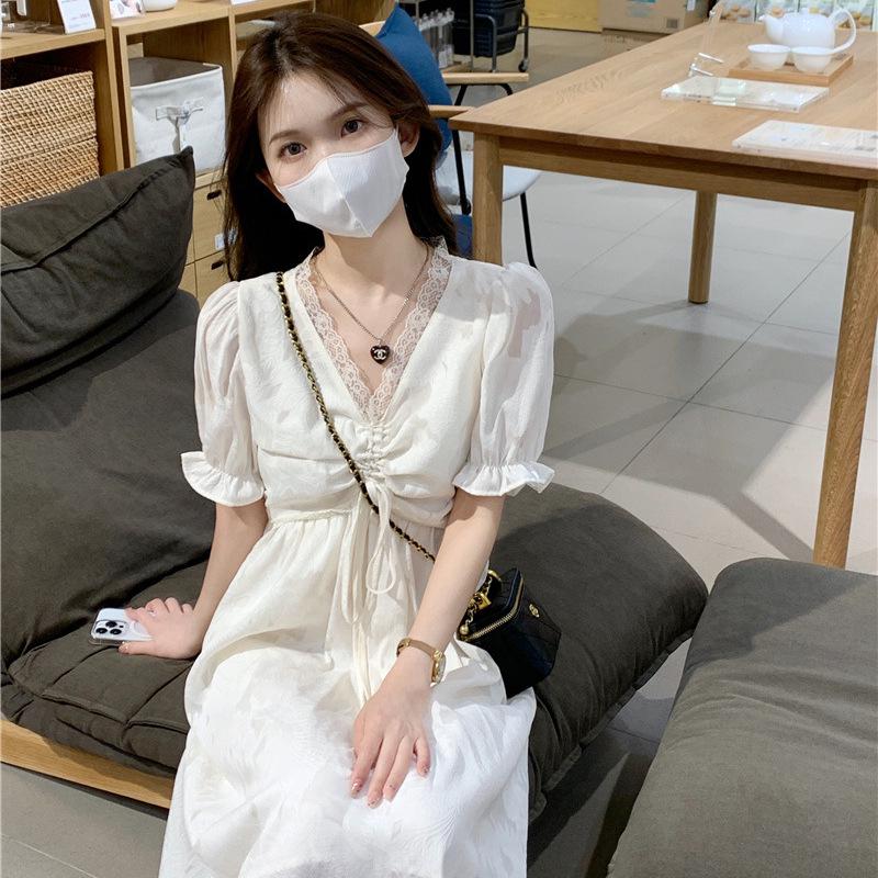 Весна 2024 Нежное платье с завязками на высокой талии и юбка миди