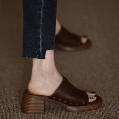 Ретро-тапочки на толстом каблуке женские летние 2025 новые повседневные босоножки на мягком каблуке с заклепками на высоком каблуке, которые можно носить, односложные туфли