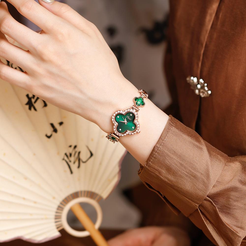 Новые кварцевые часы с браслетом из четырехлистного клевера и стразами Chalcedony Temperament Compact Lady Fashion Watch