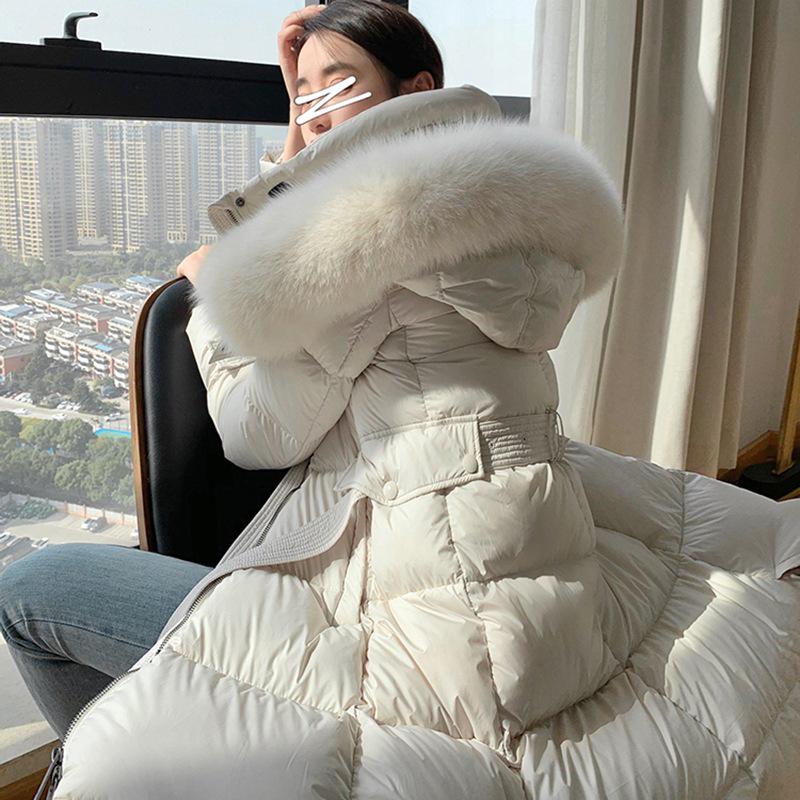 Женская роскошная облегающая куртка из белого утиного пуха с капюшоном и отделкой из лисьего меха
