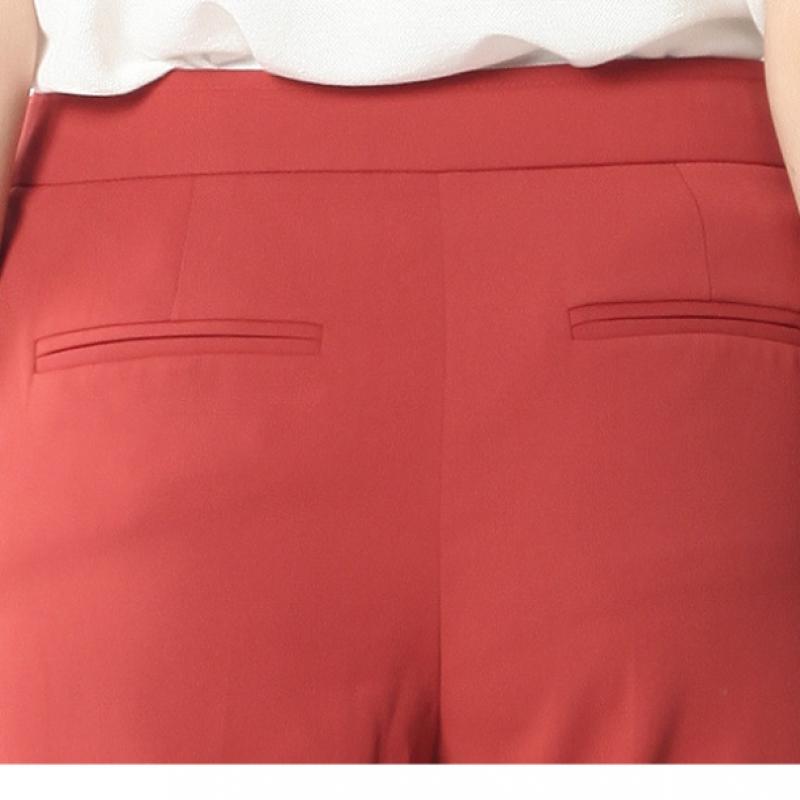 She S miSS underStated Slim Fit pantS That Make Your legS Look Longer