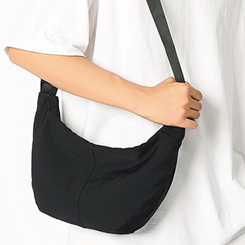 Это простая и спортивная повседневная одноплечевая сумка большой вместимости для мужчин и женщин