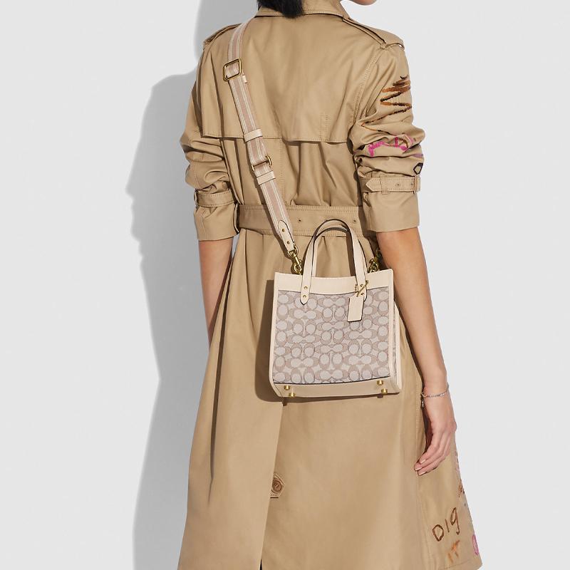 Coach Поле 22 Классический Принт Логотипа Color Block Вертикальная Ткань И Кожаная Сумка-тоут Женская сумка-тоут Белый C3865-B4SHG