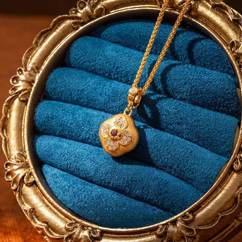 Вьетнамское ожерелье-тыква из бархата цвета brushed gold со стразами и подвеской-клевером Подарок