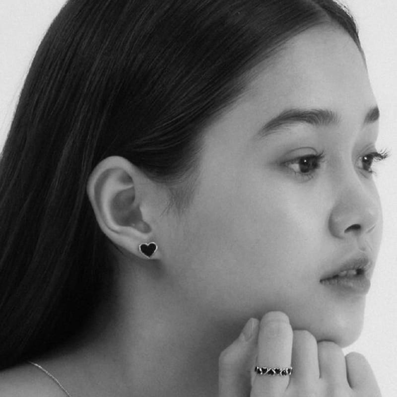 noonoo fingers mini black earrings