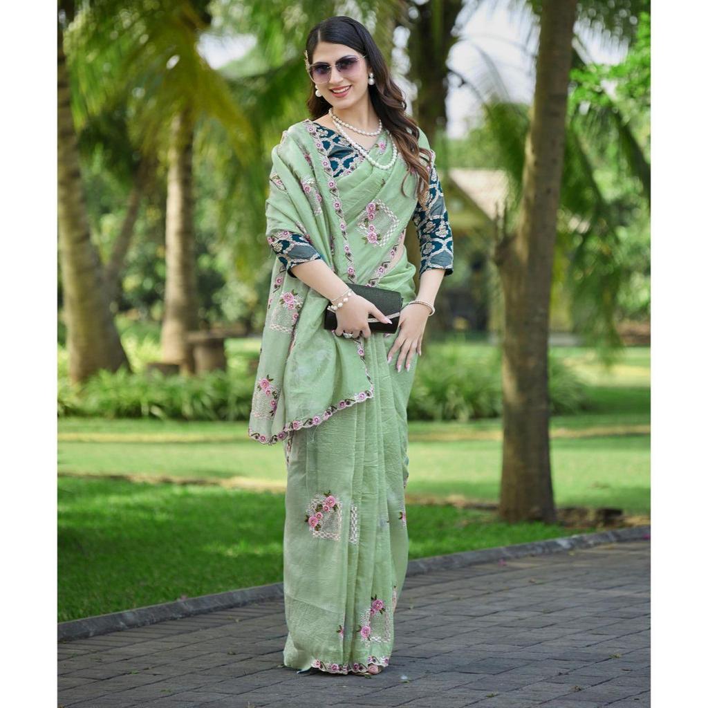 Красивая цветочная вышивка по всему сари