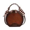 Осенние и зимние женские сумки в стиле ретро небольшого размера очень универсальны.
