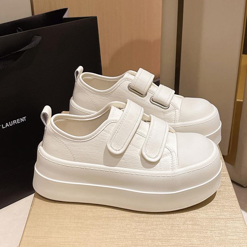 Уродливые милые универсальные белые туфли на толстой подошве с липучкой для женщин, новые модели весны 2025 года, увеличивают рост и показывают ноги, маленькие туфли для досок, большие каблуки