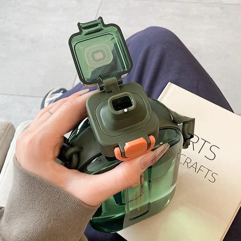 Плоская квадратная прозрачная бутылка для воды, портативная дорожная столовая с регулируемым ремешком, элегантная тонкая бутылка для спорта, кемпинга