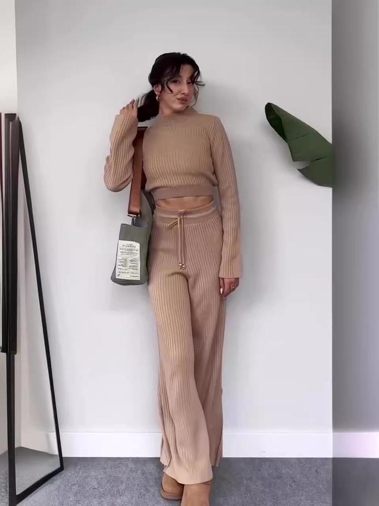 Комплект на осень 2024 года: вязаный однотонный кроп-топ и брюки с высокой посадкой и широкими штанинами
