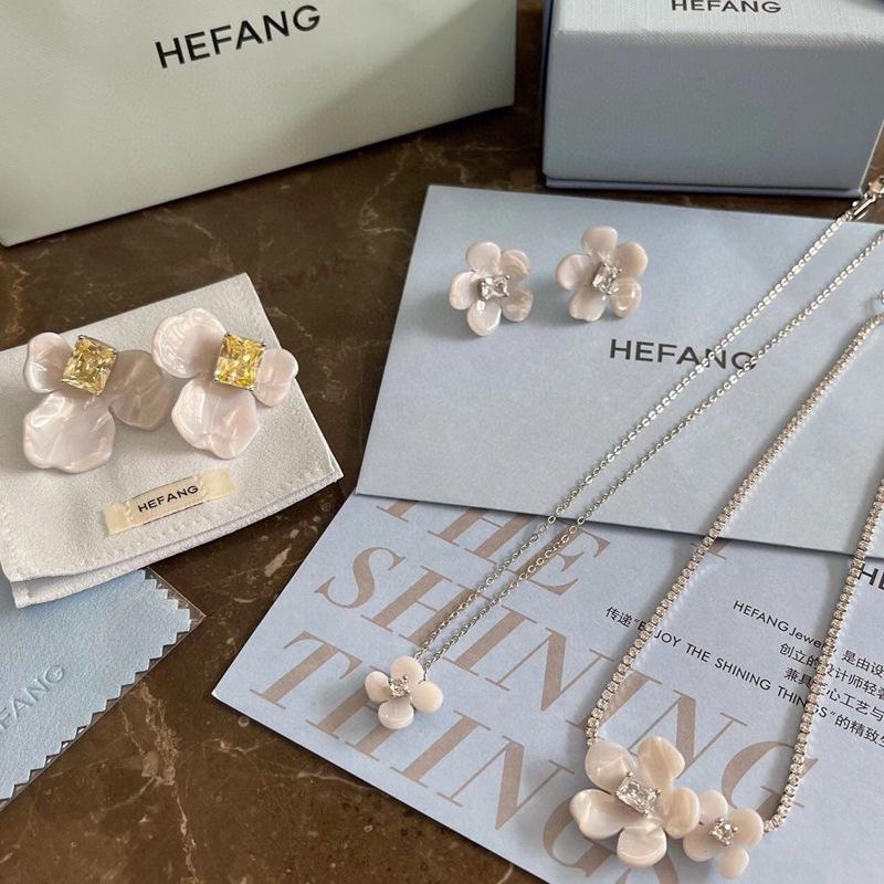 HEFANG Набор: Серебряное ожерелье с фрезией и серьги с цветочными драгоценными камнями - Женский японский/корейский стиль