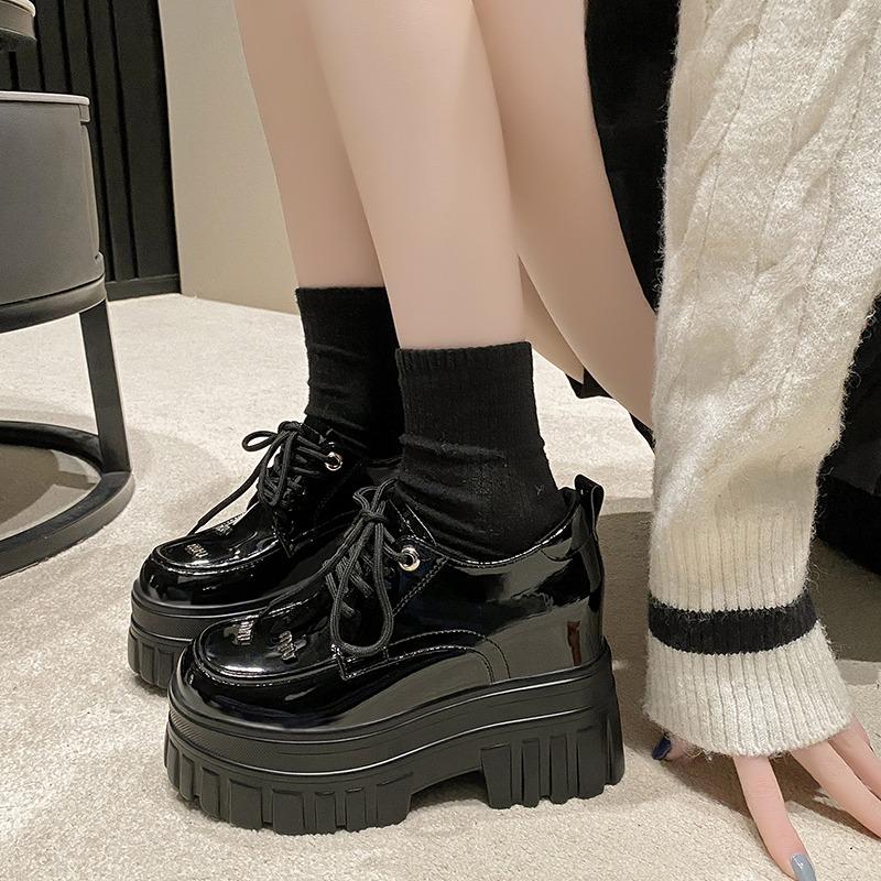 Модные женские кроссовки из лакированной кожи на платформе с каблуком-танкеткой 10 см, женские весенние студенческие туфли-лодочки, женские повседневные туфли на шнуровке с толстой подошвой