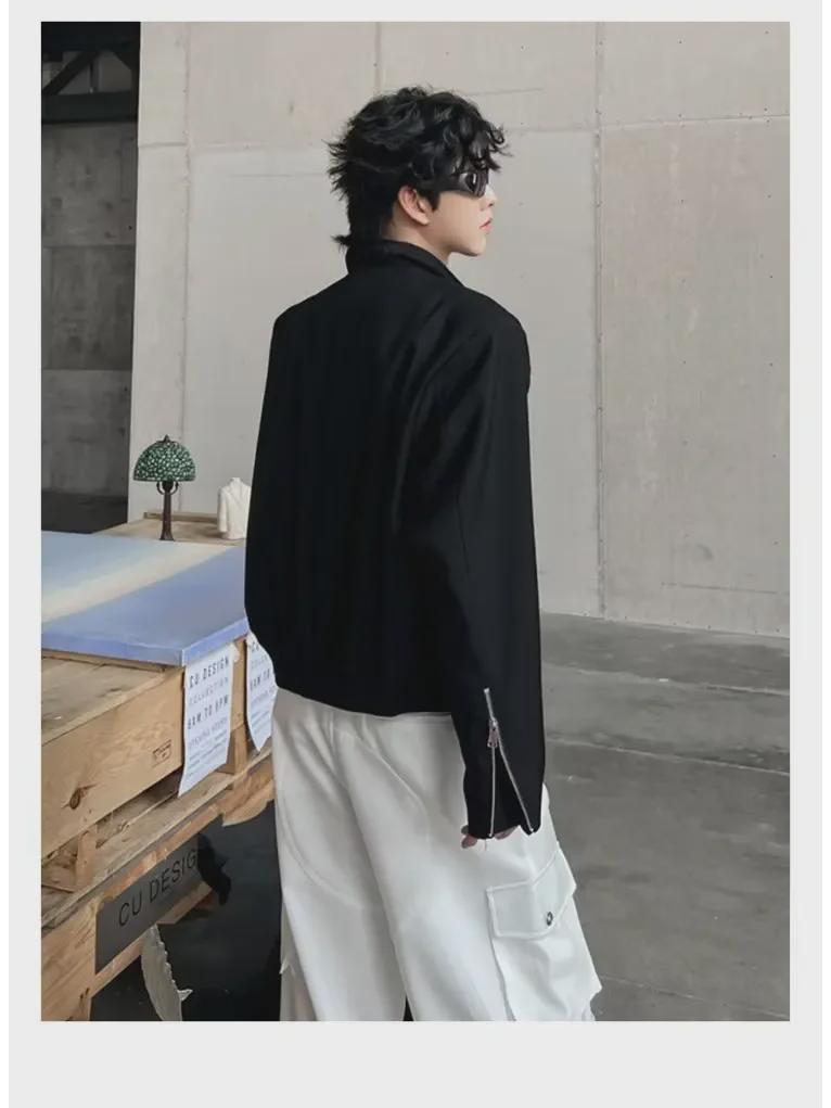 Мужская весна 2023 темная короткая куртка: Модный дизайн наплечника с металлической молнией