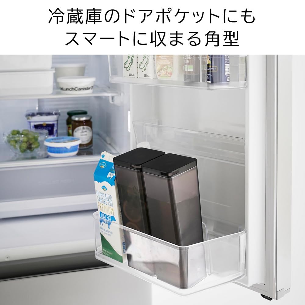 Бутылка для холодной воды Yamazaki Jitsugyo с фильтром для предотвращения разбрызгивания воды, которую можно наливать с обеих сторон кувшина. Тонкая, можно мыть в посудомоечной машине. Холодная вода.