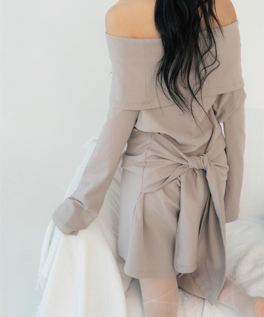 ZIZEMUSEUM Off Shoulder Tied Top (Mocha)