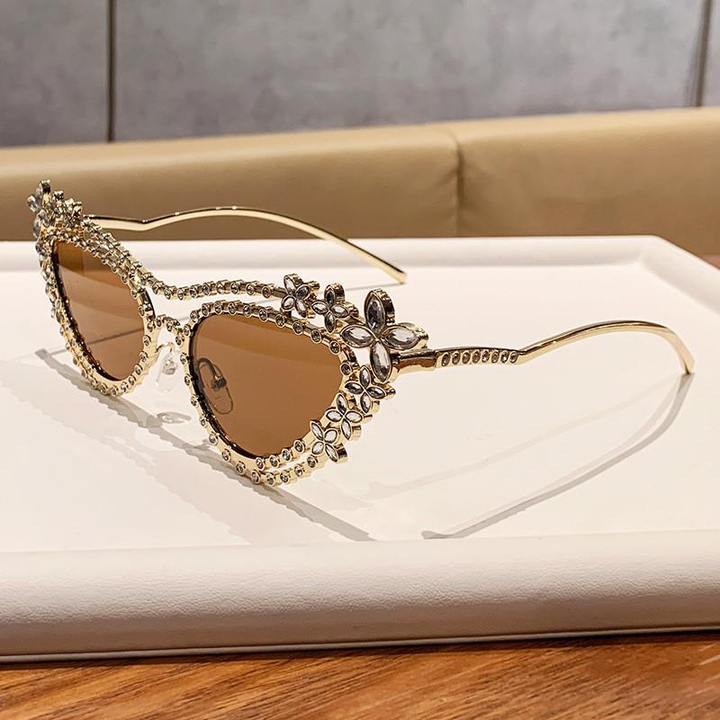 Heavyduty Glamorous Cat Eye Sunglasses With Pc Lenses For Stylish Travel