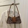 Нишевая сумка подмышку с леопардовым принтом, новая темпераментная текстурная сумка для通勤, универсальная сумка через плечо для женщин