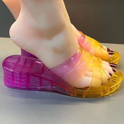 Женские тапочки Желейные сандалии Роскошные шлепанцы Прозрачная обувь для женщин Прозрачный клиновидный каблук Вьетнамки Высокое качество Тренд 2025 обувь