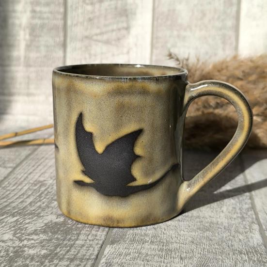 Кружка с рисунком пылающего дракона объемом 350 мл, эргономичная ручка, молочно-желтая глазурь, кружка, расписанная вручную, керамическая посуда для питья с драконом