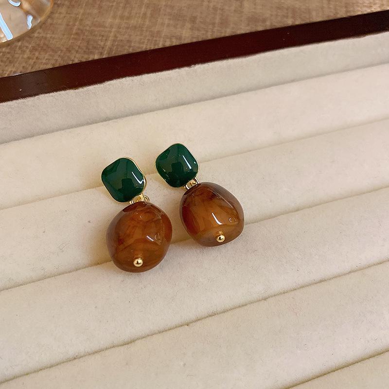 Maillard Coffee Retro Heart Hong Kong Style Versatile Stud Earrings - Niche Fashion Design