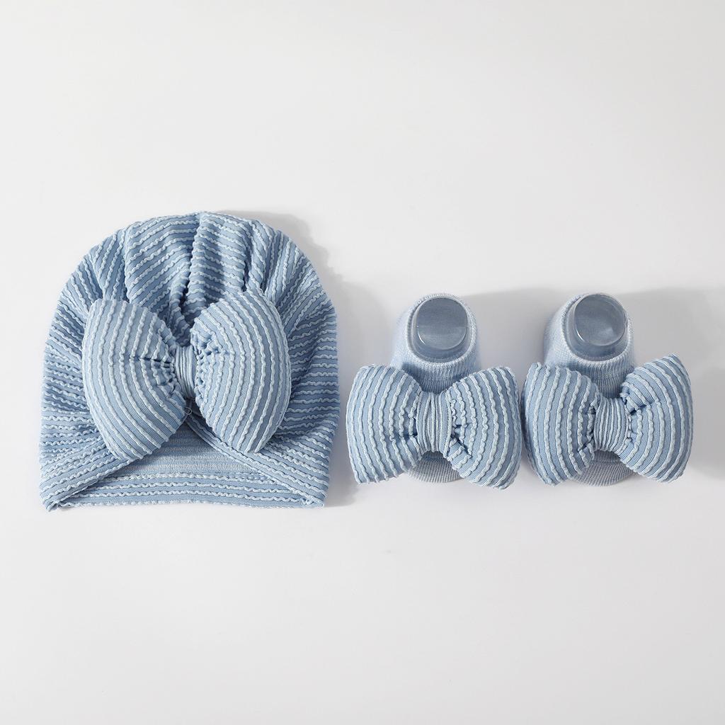 Детский полосатый комплект шапочки и носков для новорожденных, мягкий, для защиты макушки, из хлопка, шапочка, теплая шапка с подкладкой, всесезонный подарочный набор для малыша, носки с нескользящей подошвой