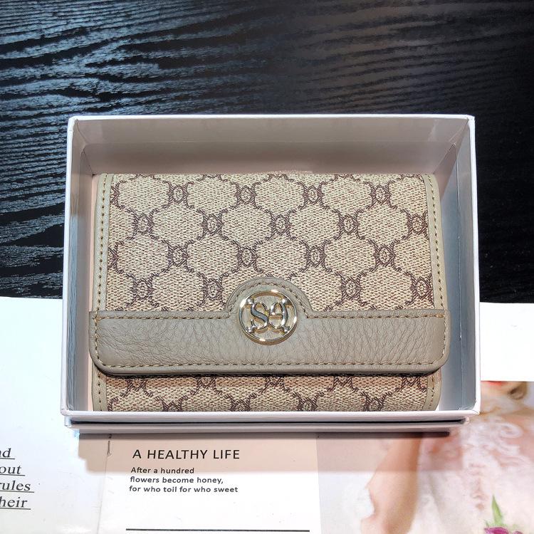 Компактный женский кошелек из коровьей кожи с несколькими отделениями для карт — стильный, вместительный и универсальный