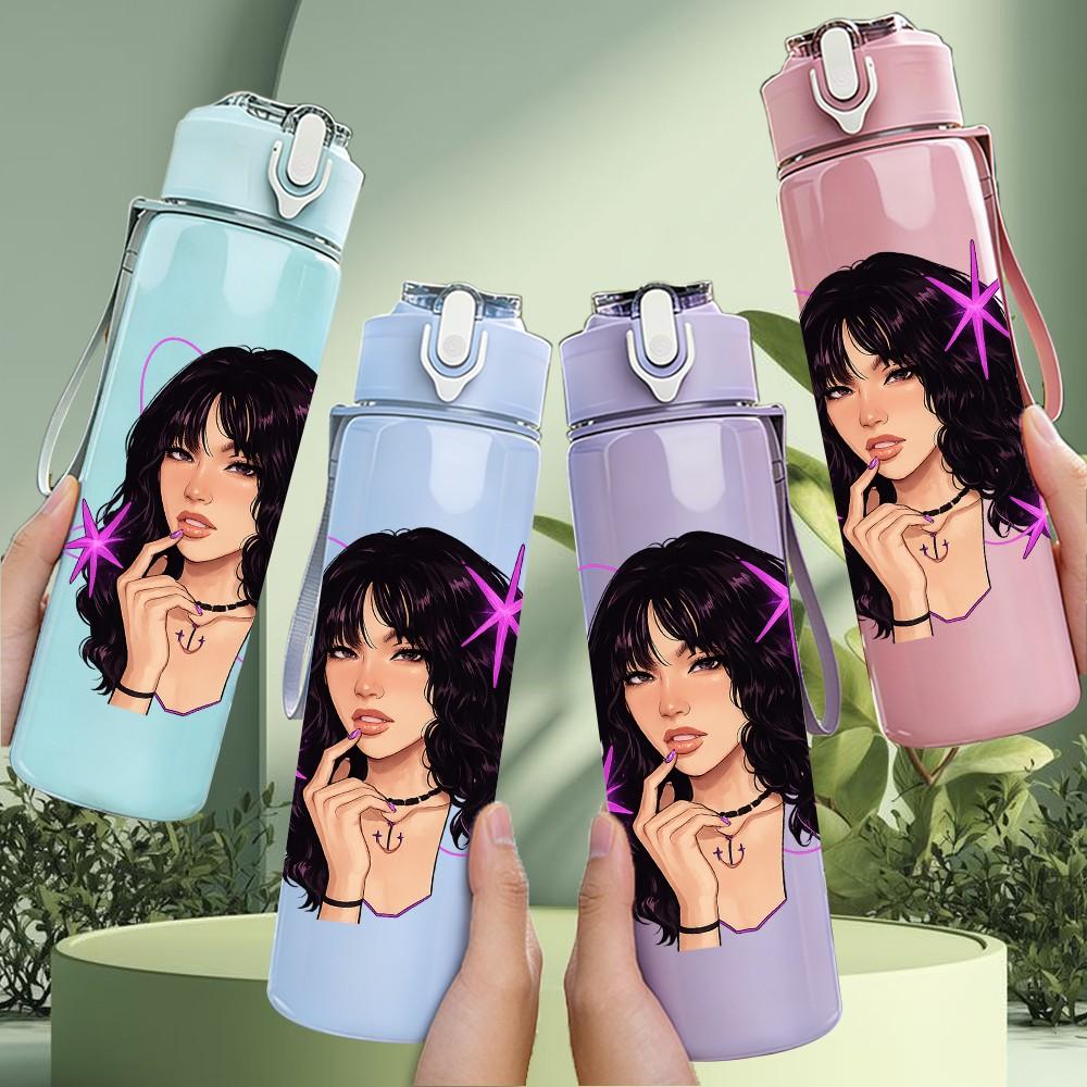 1PC Dark Hair Stylish Lady 750ml Color Plastic Sports Water Bottle Leakproof Flip Straw Lid Suitable for Sports Office Home Use