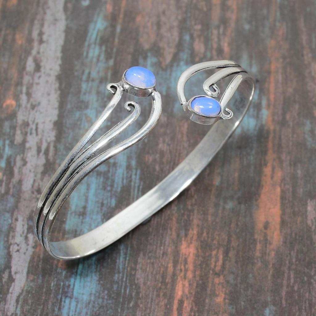 Молочный опаловый драгоценный камень ручной работы Твердый стерлинговый серебристый стерлинговый серебристый браслет 925 пробы Регулируемый