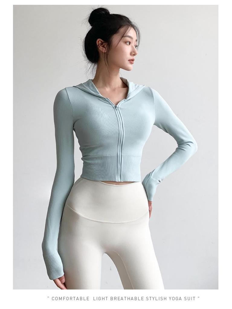 Женская спортивная куртка приталенного силуэта - короткий топ на молнии для бега весной и осенью, фитнеса и йоги.