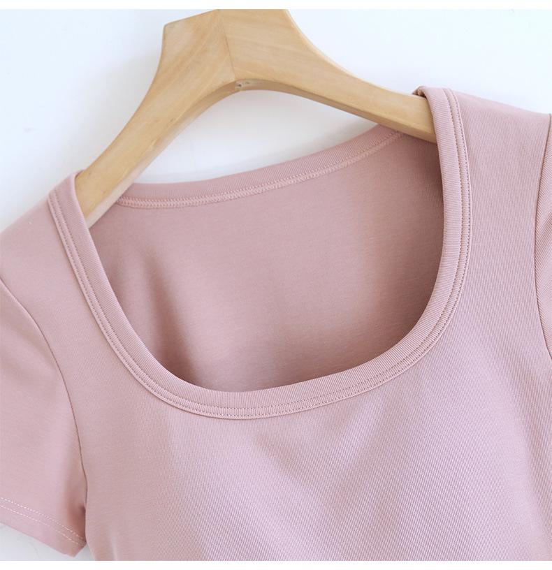 Женская футболка с коротким рукавом, подкладкой под грудь, неровным подолом, квадратным воротником и лифом-бюстгальтером — идеальный вариант для лета.