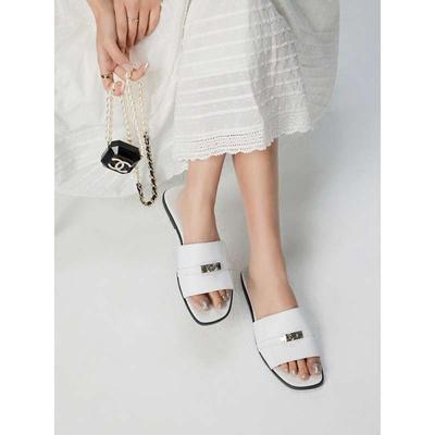 Темперамент Муза би подготовлен, огромные удобные, изысканные маленькие серебряные сандалии с пряжками летние шлепанцы маленькая серебряная пряжка металлическое слово открытый носок