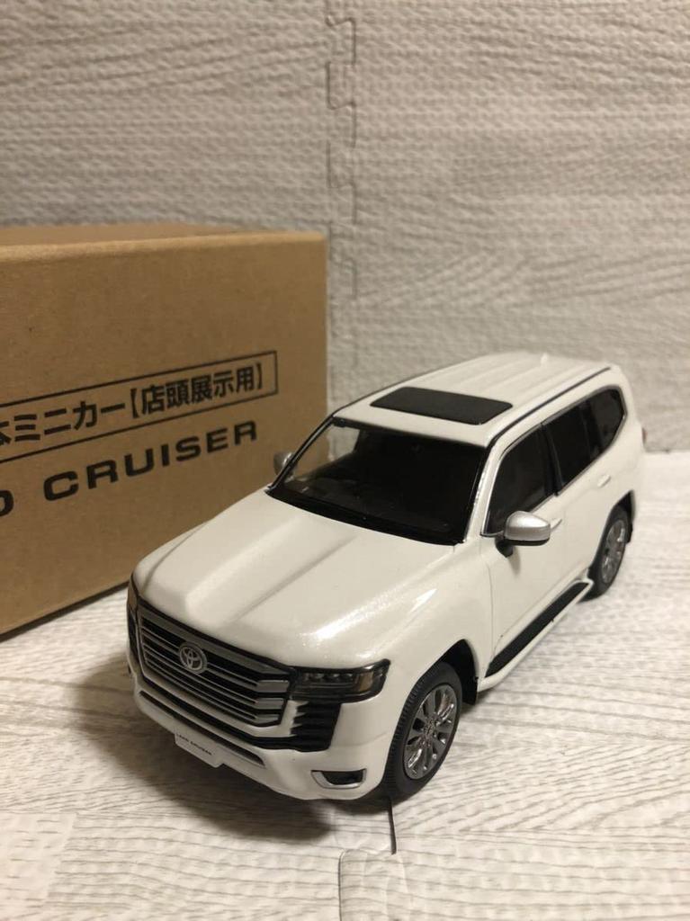 Новый Land Cruiser 300 Образец цвета Не для продажи Миниатюрная модель Белый перламутр 1/30