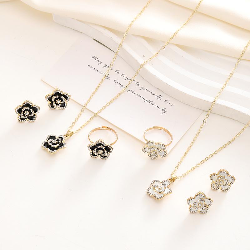 Комплект украшений и ожерелье «Корея Камелия»: Женские серьги, кольца и цепочка на ключицу высшего качества