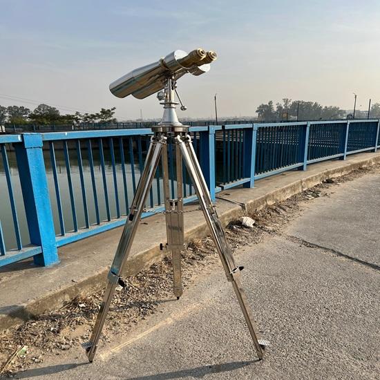 Копия бинокля 1920-х годов из серебристого хрома на регулируемом никелевом штативе с высококачественным объективом и радиусом действия 30-40 км. Уникальный памятный подарок.