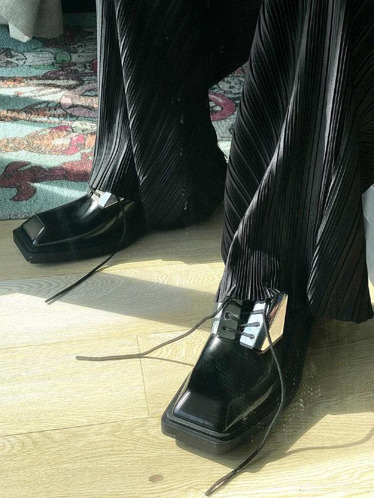 Модная ретро обувь в британском стиле на толстой подошве из натуральной кожи женская черная с квадратным носком универсальная нишевого дизайна на шнуровке с металлическим декором