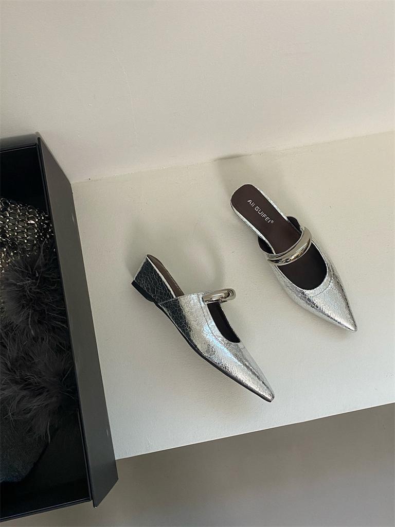 Верхняя одежда 2025 года весна и лето новые ретро классные тапочки женские нишевые высококачественные остроносые тапочки с металлической пряжкой сумка головка танкетка