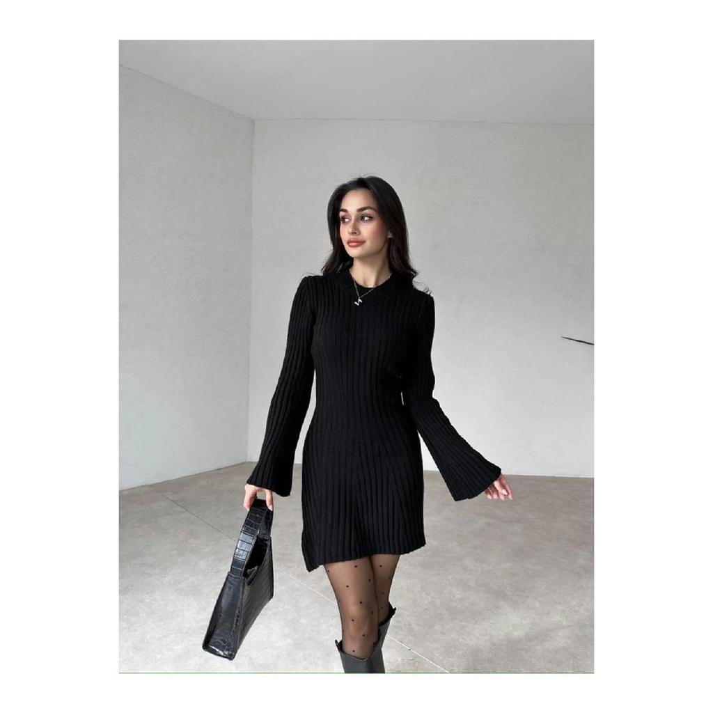 Женское зимнее трикотажное платье мини в рубчик