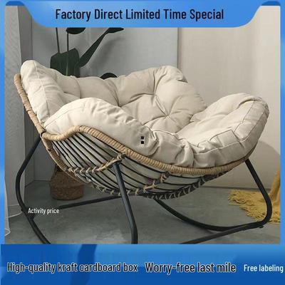 Ротанговое кресло-качалка: Удобный лаунж для помещений/улицы с каркасом из кованого железа.