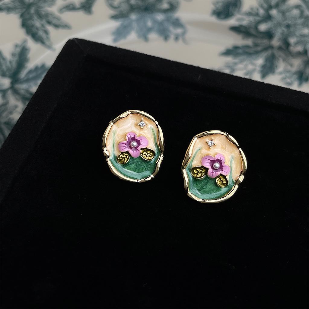 Эмалевые серьги-капли в стиле французской масляной живописи: Художественные серьги-пусеты в придворном стиле с литературным ретро-флером.