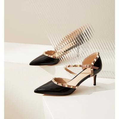 2024 Летние женские красные босоножки на высоком каблуке 2024 года, фирменный дизайн, шпилька, дикие сексуальные туфли с острым носком и полыми заклепками, одинарные женские